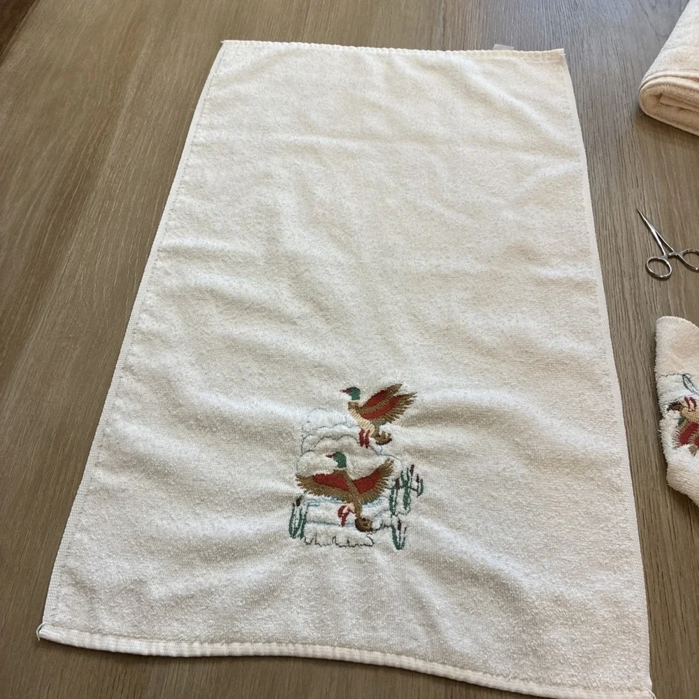 Vtg Fine Fashion Towel Set Bath Hand Washcloth Machine Embroidered Ducks 3 Piece